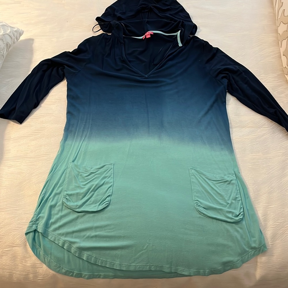 Small hooded long sleeve beach wear